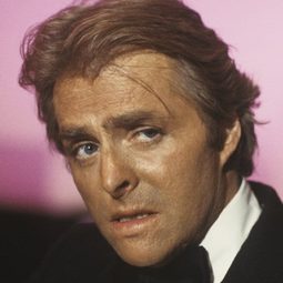 Richard Lynch 飾演 Lewellyn