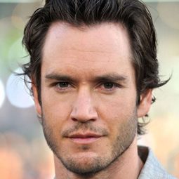 Mark-Paul Gosselaar - Sticks & Stones演員 飾演Dale Finley