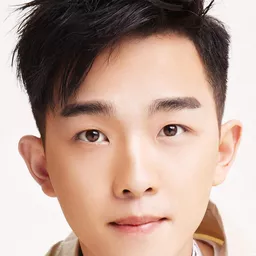 丁冠森 飾演 Hou Zhuoxiang