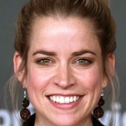 Merle Collet - 光演員 飾演Alisa