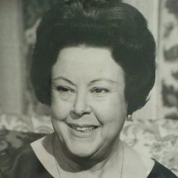 Pilar Gómez Ferrer 飾演 Doña Águeda