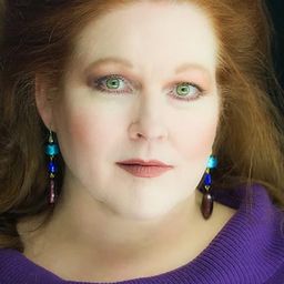 Kim Criswell - 歇斯底裏演員 飾演Mrs. Castellari