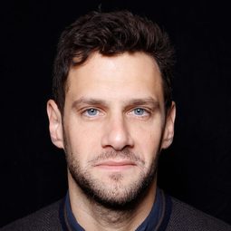 賈斯汀·巴薩 飾演 Doug Billings