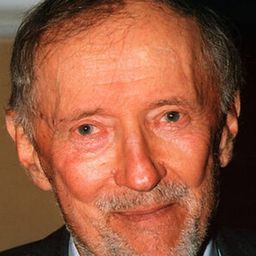 Krzysztof Chamiec 飾演 Conglomerate Manager