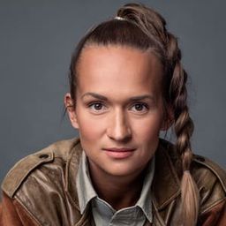 Bianca Kronlöf 飾演 Dino