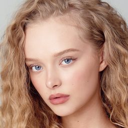 艾米亞·米勒 飾演 Nova