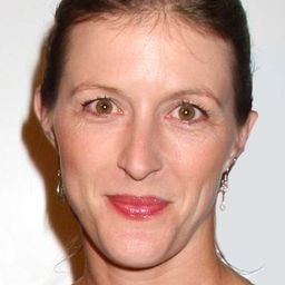 Sara Arrington - 滅口佈局演員 飾演CIA Analyst