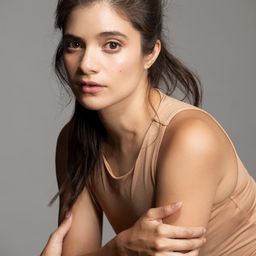 Karla Rodríguez Coronado 飾演 Regina Torres la Asistente de Dirección