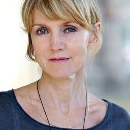 Esther Esche 飾演 Mrs. König, Hotel Manager