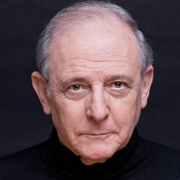 艾米里歐·古鐵雷斯·卡巴 - Till Divorce Us Do Part演員 飾演Satur