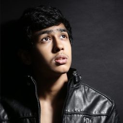 Rudhraksh Jaiswal 飾演 Ovi Mahajan