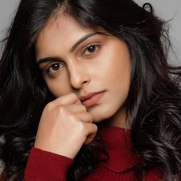 Mounika Reddy 飾演 Sanjana, Nandini’s bestfriend