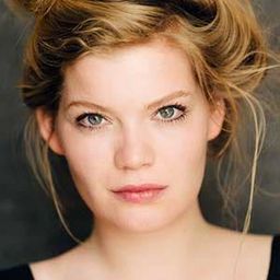 Dörte Lyssewski 飾演 Narrator