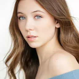 Dakota Guppy 飾演 Young Taran