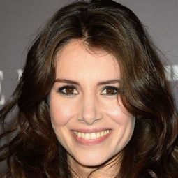 Louise Monot 飾演 Mirlinda