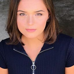 Ashley Sperrazza 飾演 Crying Girl