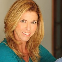 Shanna Lynn 飾演 Female Cop