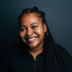 Kayla Meikle 飾演 Lainie