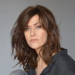 Anne Caillon - 墨菲定律演員 飾演Obstetrician