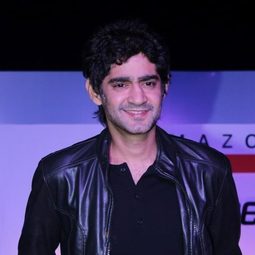 Gaurav Kapoor 飾演 Ajay Khanna