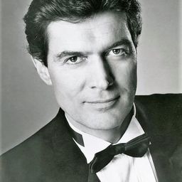 Daniel Pilon 飾演 Capt. Attwood (Blore's adjutant at Special Forces HQ)