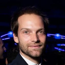 Andy Gillet - 隨性女孩演員 飾演Invité dîner