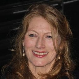 潔拉汀·詹姆斯 飾演 Mum