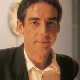 Carlos de Gabriel - Atilano, presidente演員 飾演Periodista
