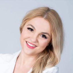 Maria Julieta Georoiu 飾演 Mary, mother of Jesus