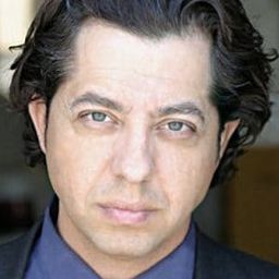 Julian Bane 飾演 Bernie Hirsh