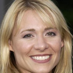 Deanne Bray 飾演 Cafeteria Worker