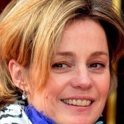 Anne Jacquemin 飾演 Delphine Garnier