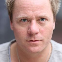 Dustin Semmelrogge 飾演 Marc