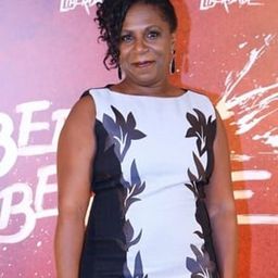 Ju Colombo 飾演 Madre Superiora