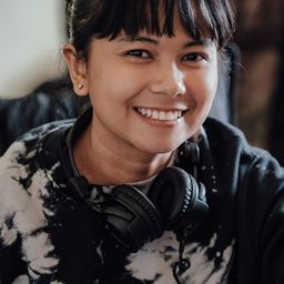 卡米拉安迪妮 - 紫色女孩的婚事導演