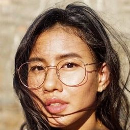 申尼娜·辛納蒙 飾演 Vey