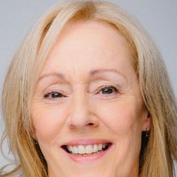 Ger Ryan 飾演 Maura