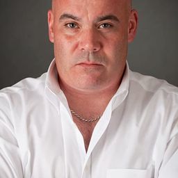 Roy James Wilson - 分裂演員 飾演Security Guy with Dog