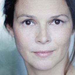 Delphine Forest 飾演 Mathilde Seurat / Julie Renard