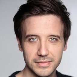 Chris Grahamson 飾演 Tony Elliot