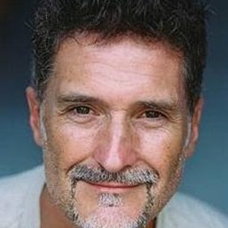 Laurent Morteau 飾演 Gilbert