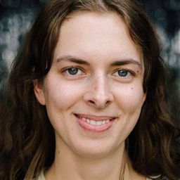 Thea Lambrechts 飾演 Sunna