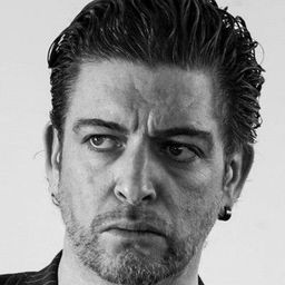 Karl Shiels 飾演 Keely