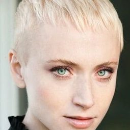 Charlotta Mohlin 飾演 Mother (voice)