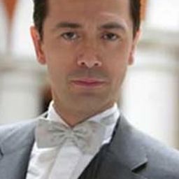 Miguel Pizarro 飾演 Casas