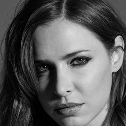 Nathalie Portela 飾演 TV Host