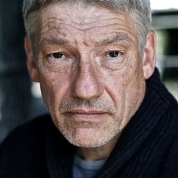 Simon Armstrong 飾演 Steve