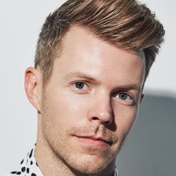 Brian Dare 飾演 Zoic Ship (voice) (uncredited)