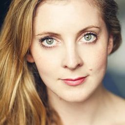 Alexandra Hutton 飾演 Lisette