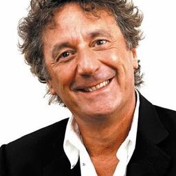 Enzo Iacchetti 飾演 Custode